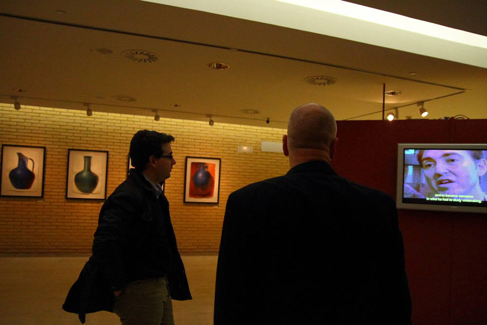 Javier y Zev frente a la video instalación del documental "Dinastía Vivanco: Devolver al vino lo que el vino nos ha dado"